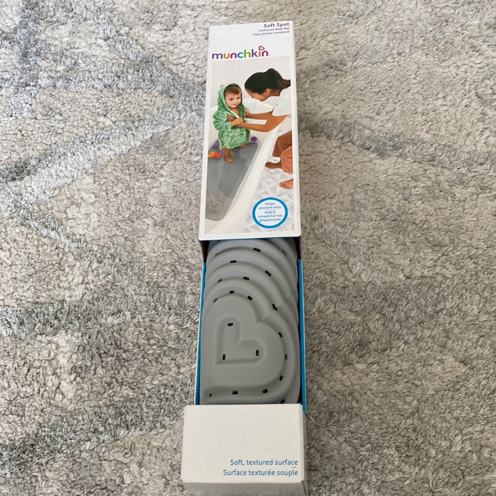 Munchkin cushioned bath mat. New.
